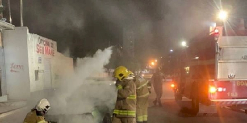 Viaturas do Corpo de Bombeiros são acionadas após incêndio em veículo na cidade de Sousa