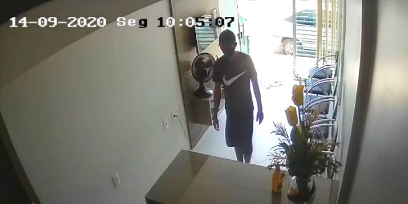 Vídeo mostra elemento praticando furto nesta segunda em escritório de advocacia, em Sousa