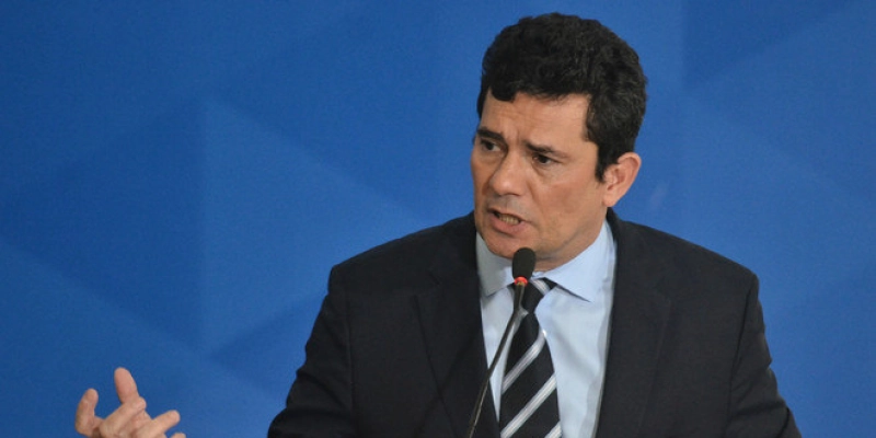 Bolsonaro tenta trocar diretor-geral da PF e Moro resiste