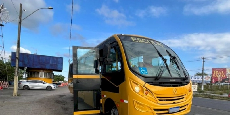 PRF flagra caminhão com placa trocada e ônibus escolar conduzido por pessoas sem curso necessário para realizar o transporte