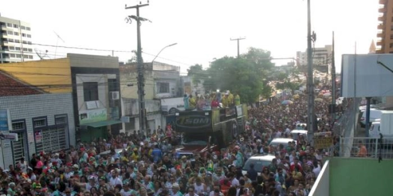 Bloco ‘Os Foliões do Ferro’ nos últimos preparativos para arrastar multidão pelas ruas de Campina Grande