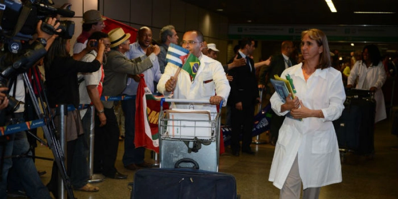 Governo estuda regularizar permanência de médicos cubanos no Brasil