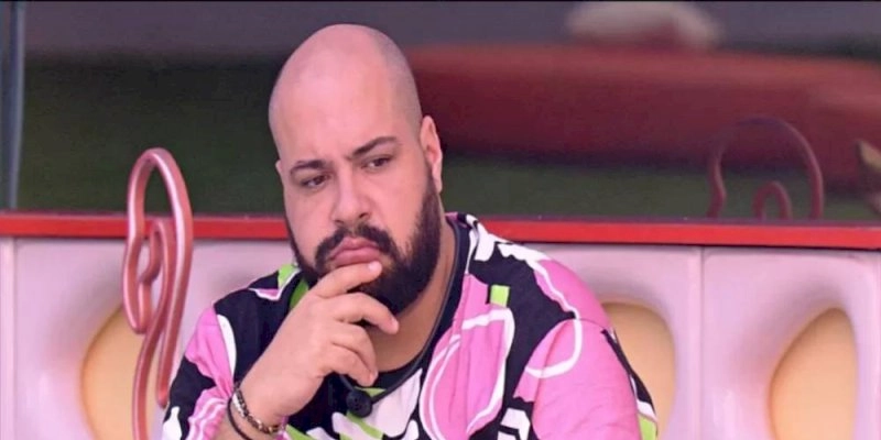 Tiago Abravanel aperta o botão e desiste do BBB22
