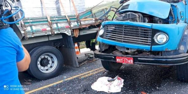 Forte colisão entre caminhões tira a vida de mãe e filho, além de deixar três pessoas gravemente feridas 