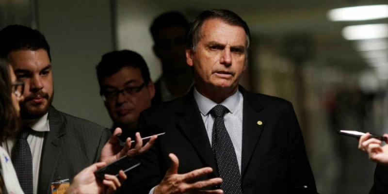 Em dia de julgamento sobre racismo, Bolsonaro faz duras críticas ao STF