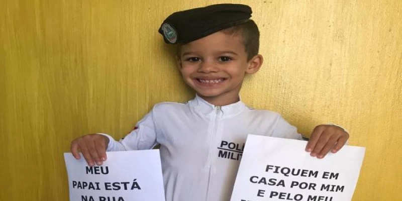 Policiais Militares incentivam filhos a exibirem mensagens sobre a importância de ficar em casa