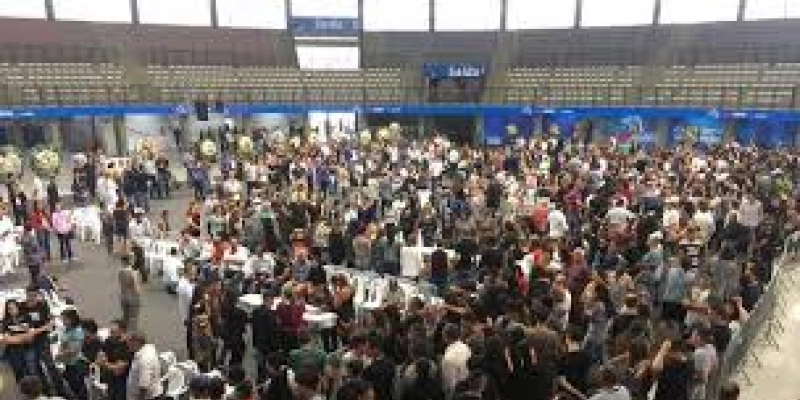 Moradores de Suzano prestam homenagens a mortos em tiroteio