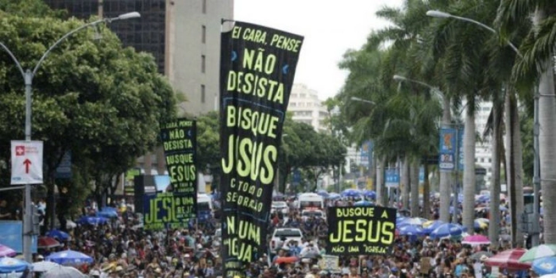 Americanos tentam evangelizar em bloco e são confrontados por vocalista