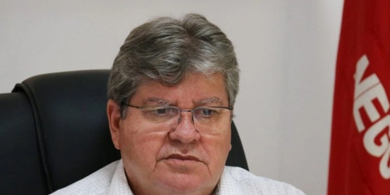 João Azevêdo quebra silêncio e detalha motivos da saída de Léo Bezerra do partido