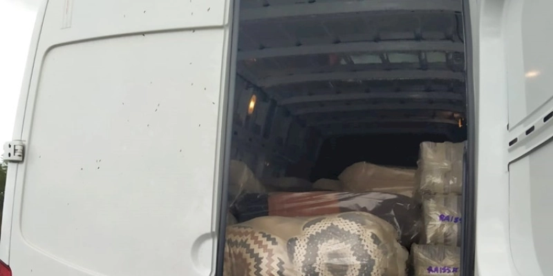 SEFAZ-PB apreende furgão com tapetes e redes sem documento fiscal em Patos