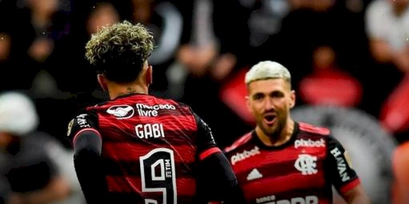 Flamengo bate Corinthians com gols de Arrascaeta e Gabriel