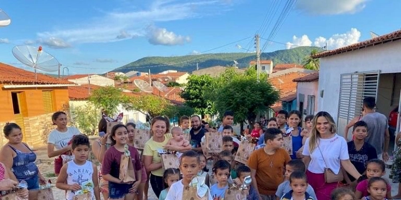 Prefeitura de São José de Piranhas distribui chocolates para todas as crianças