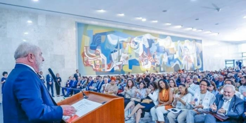 Governo anuncia R$ 2,4 bilhões para recompor orçamento de universidades e institutos federais