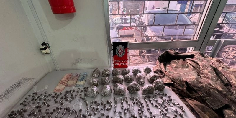 Operação prende acusado de tráfico e apreende drogas em casa que era usada por facção