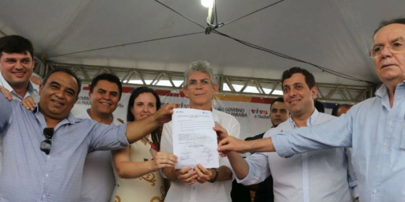 Gervásio participa de assinatura para construção de adutoras no Sertão