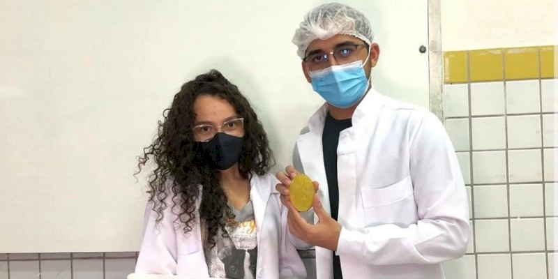 Estagiária do Primeira Chance desenvolve sabonete produzido com pó do juazeiro e ajuda apicultores aumentarem a renda, em São Domingos 