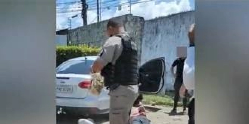 Bandidos armados roubam Joalheria, e trocam tiros com a Polícia durante a fuga; um dos suspeitos foi atingido por um disparo