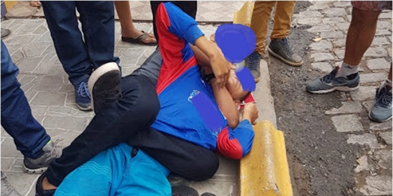 Adolescente rouba celular e é imobilizado por popular durante a fuga