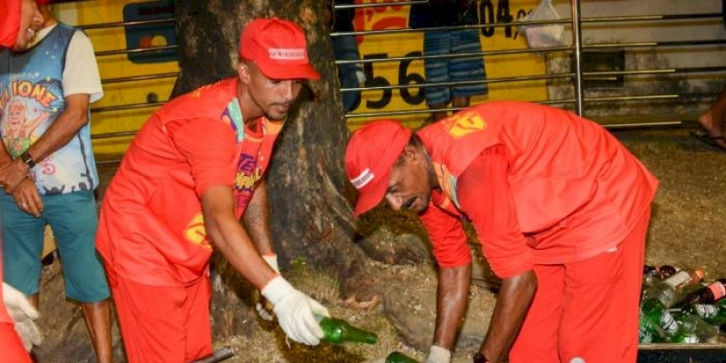 Bloco da Limpeza recolhe 17 toneladas de resíduos no desfile das Muriçocas do Miramar