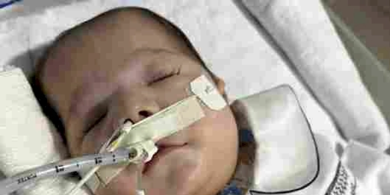 Internado há 8 meses, filho de Zé Vaqueiro é batizado no hospital