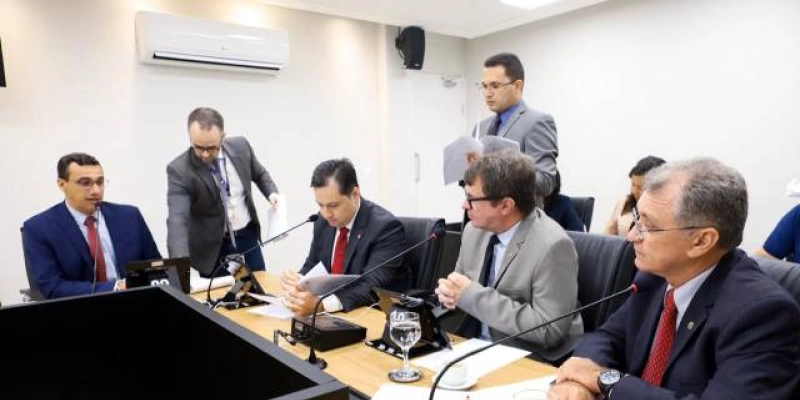 Deputado Júnior Araújo participa de Comissão que aprovou projeto que adapta 30% dos ônibus de Transporte Coletivo para deficientes 
