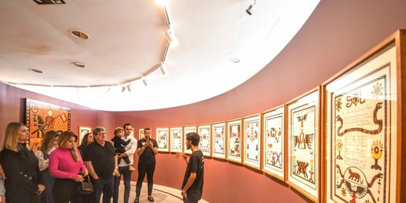 João Azevêdo prestigia exposição de 50 anos do Movimento Armorial, em Campina Grande