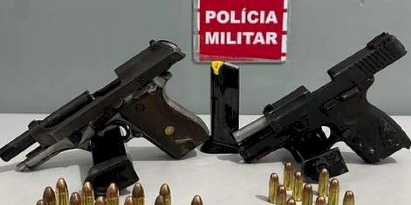 Policiais do Choque prendem dois homens armados com pistolas, na Paraíba