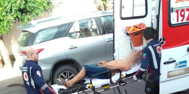 Popular é socorrido pelo SAMU, vítima de disparo de arma de fogo, na tarde desta segunda-feira (11) 