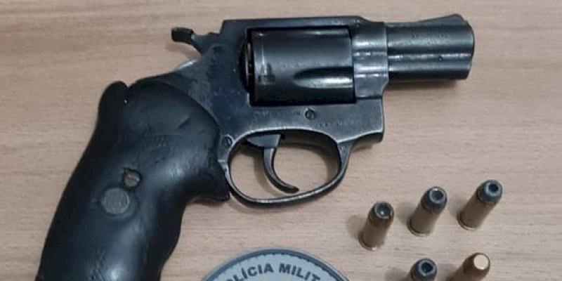 Polícia Militar prende homens por porte ilegal de arma de fogo e resistência, em São Francisco
