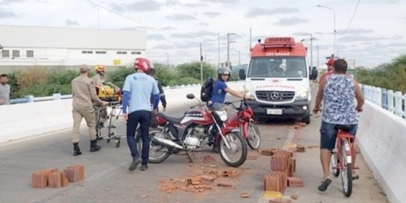 Mulher fica ferida após colidir motocicleta com carroça de tração animal, no município de Patos 