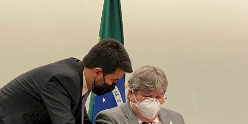 Ao lado do governador João Azevêdo, Wilson Filho participa de reunião da bancada federal da Paraíba