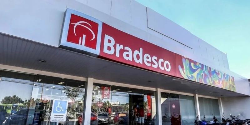 Banco deve indenizar consumidor por descontos indevidos de anuidade de cartão de crédito