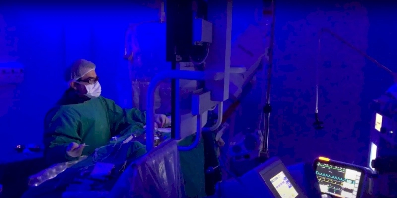 Hospital Metropolitano aplica técnica inovadora para tratamento de malformação arteriovenosa cerebral e salva paciente 