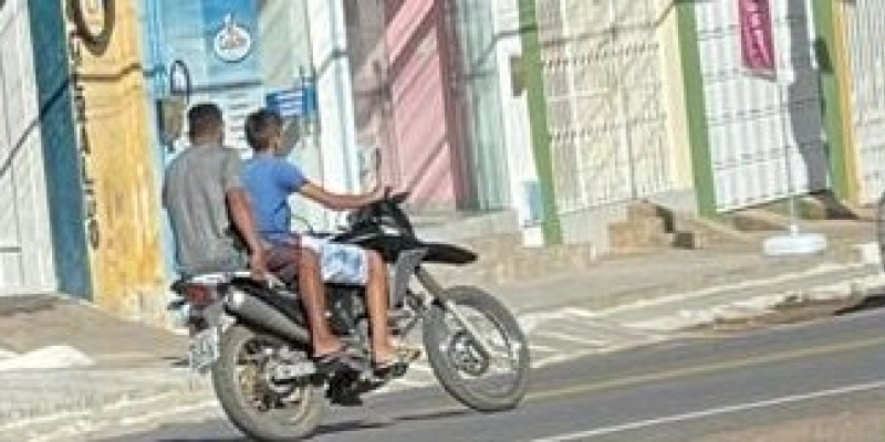 Motocicleta é tomada por assalto em plena luz do dia no Centro de Aparecida 
