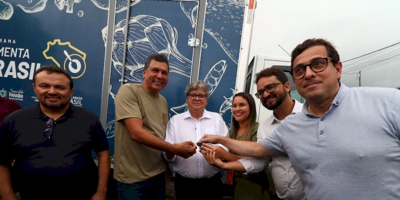 João Azevêdo entrega caminhão com baú isotérmico em Duas Estradas e destaca ações no município 
