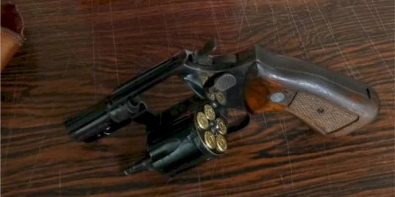 Polícia aborda motoqueiro com arma de fogo durante patrulhamento 