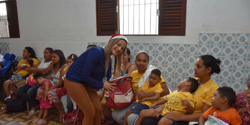 Energisa doa kits natalinos para famílias paraibanas atendidas pelo IPESQ