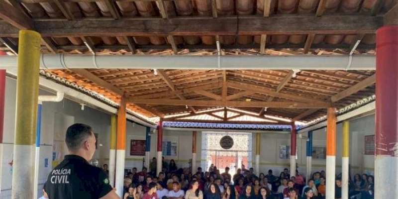 PREVENÇÃO: Polícia Civil realiza treinamento e conversa com alunos sobre segurança em escola