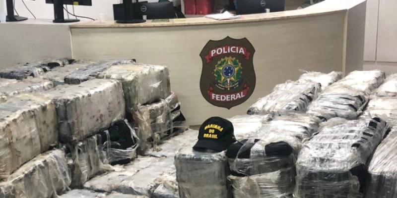 PF e Marinha interceptam navio com 3,6 toneladas de cocaína no mar
