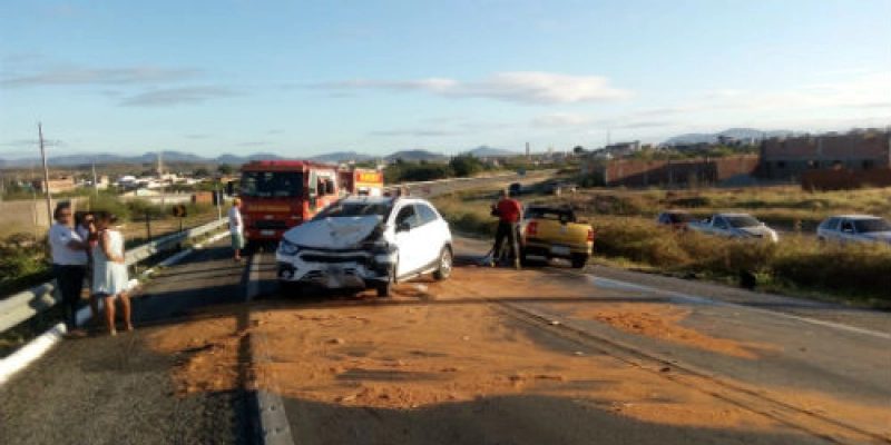 Colisão entre veículos deixa quatro pessoas feridas na BR-230, em Pombal 
