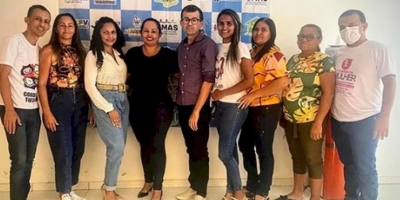 Membros do Concelho Tutelar de Aparecida e representantes da Secretaria de Assistência Social, participam de roda de conversa com o Professor Francisco de Assis