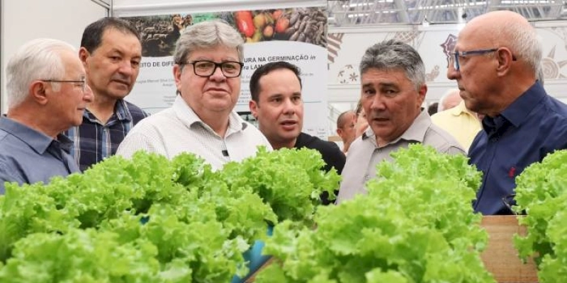 João Azevêdo autoriza implantação de 90 bancos de sementes em visita à II Feira Nordestina da Agricultura Familiar e da Economia Solidária