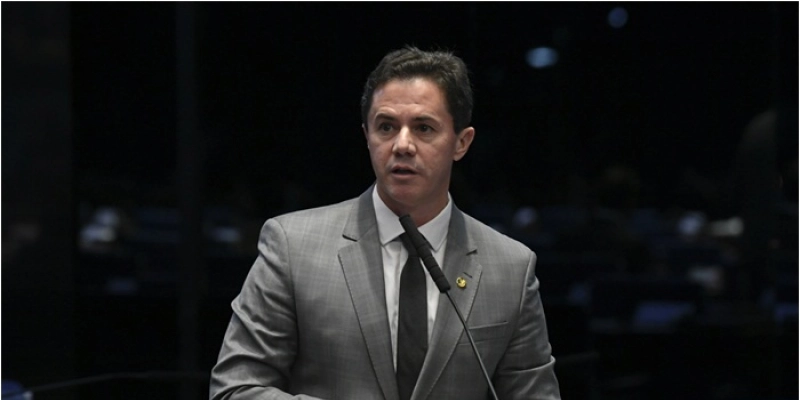 Veneziano assina PEC que valoriza chanceleres de carreira em indicações para embaixadas e veda outras indicações