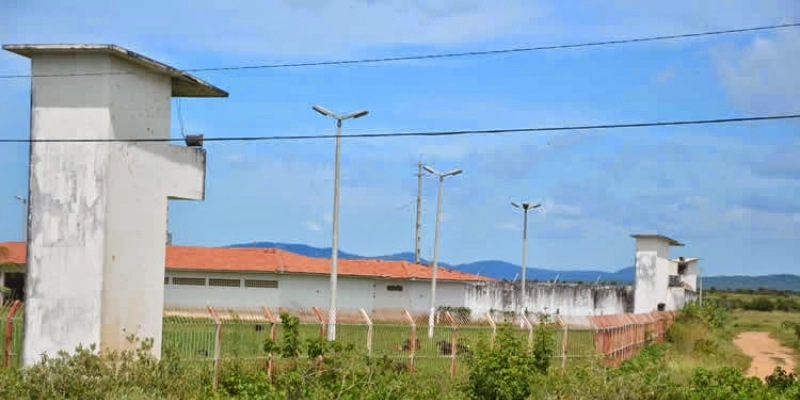 Jovem é preso quando tentava jogar objetos ilícitos para o interior da Colônia Penal Agrícola de Sousa