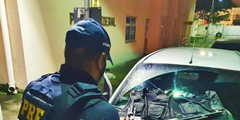 PRF apreende dois Fuzis em poder de Dupla durante abordagem na BR 230; Suspeitos seguiam para Campina Grande 