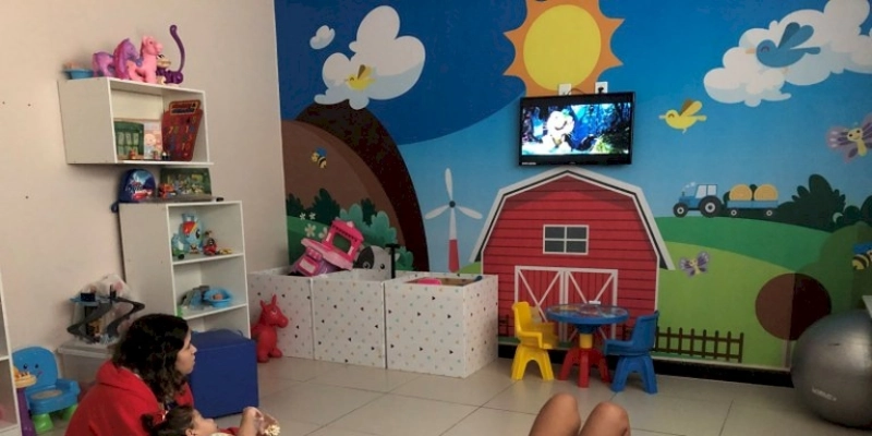 Sessão de cinema anima tarde de pacientes pediátricos do Hospital Metropolitano