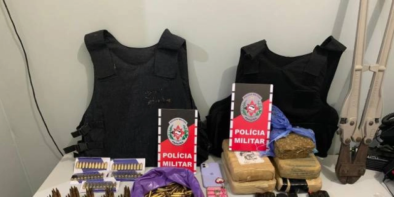 Polícia prende foragido da Justiça após descobrir arsenal 