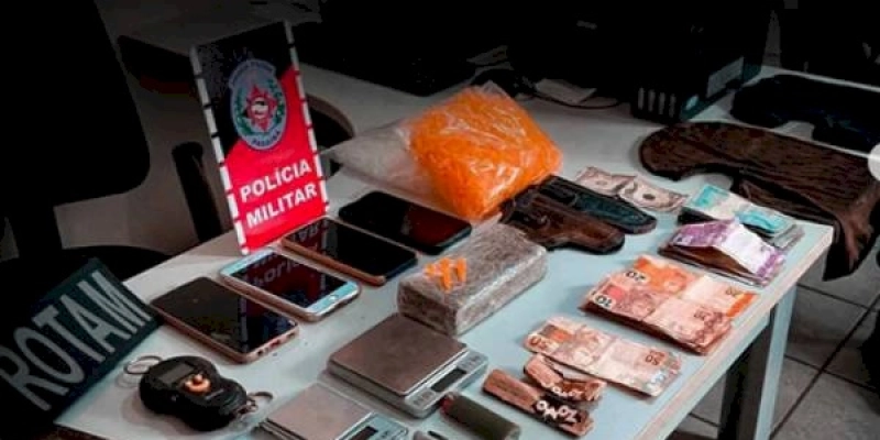 Polícia Militar prende três indivíduos e apreende um menor de idade por tráfico de drogas e corrupção de menores