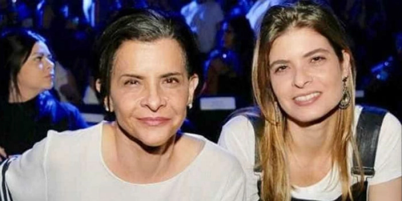 Cantora Marina Lima celebra cinco anos de namoro com advogada: "Adoro muito"