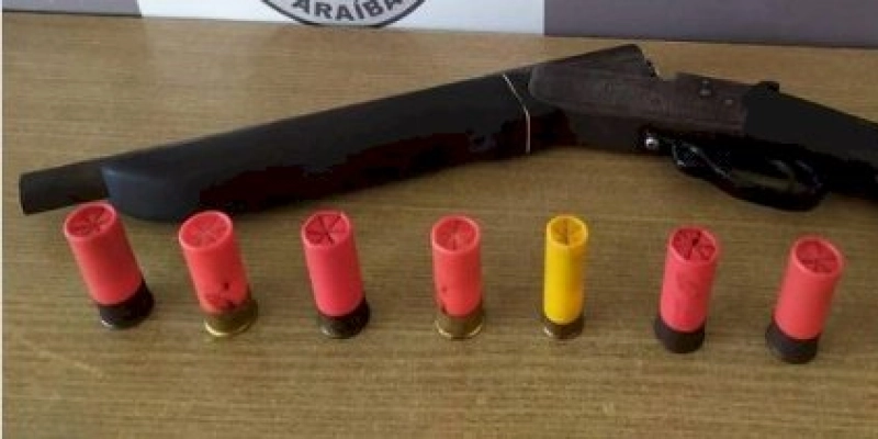 Arma de fogo, munições são apreendidas e foragido da Justiça é preso pela polícia militar 